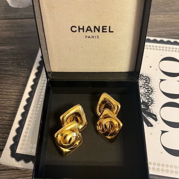 CHANEL Vintage Gold CC Logo Dangle Clip On Earrings - Picture 6 of 10